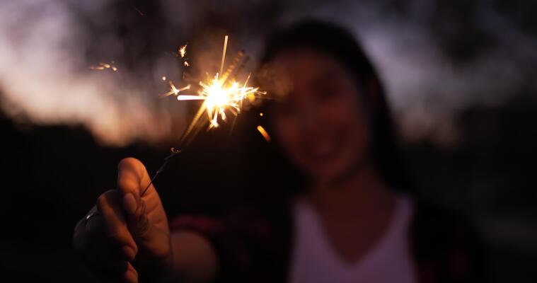 Girls made a reel by burning firecrackers in a moving car Video